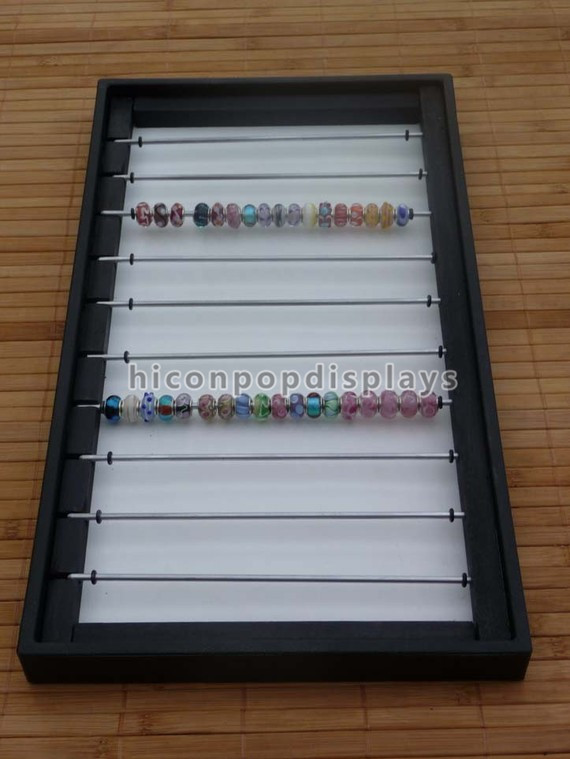 Les supports d'affichage en bois de bureau de merchandisage de magasin de bijoux conçoivent en fonction du client avec les barres en bois