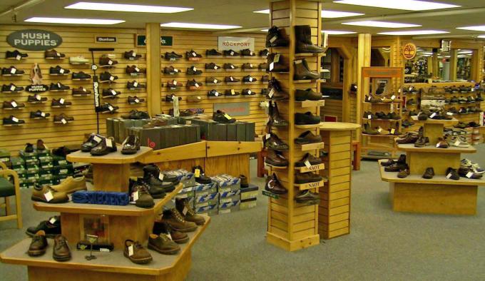 Confortable inspirez les présentoirs en bois d'espadrille de supports d'affichage de magasin de chaussures